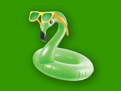 grüner aufblasbarer Flamingo mit gelber Sonnenbrille vor grünem Hintergrund