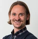 Ein Bild, das Person, Wand, drinnen, haltend enthält.

Automatisch generierte Beschreibung