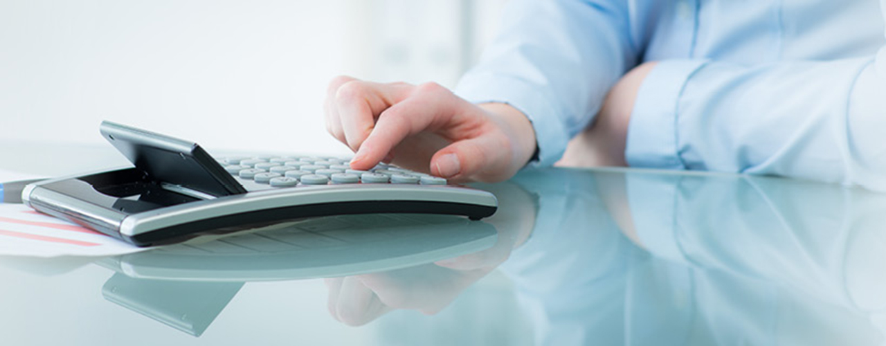 Herr in Hemd tippt auf Taschenrechner