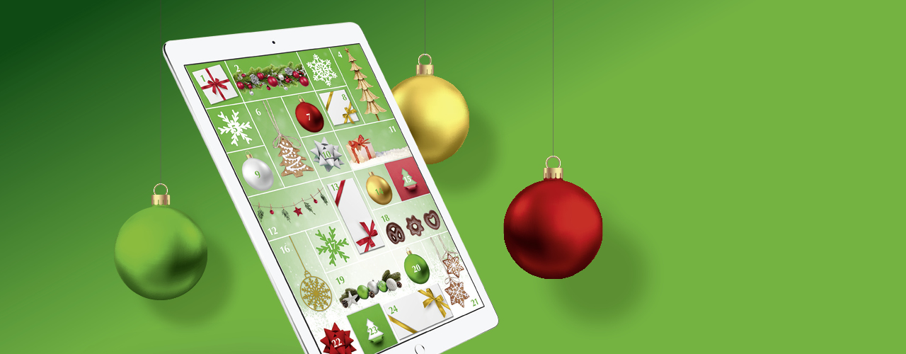 Ein weißes Tablet mit dem Adventkalender des WIFI Oberösterreichs vor einem grünen Hintergrund mit farbigen Christbaumkugeln