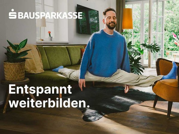 Bild der Bausparkasse: ein Mann, welcher über zwei Wohnzimmermöbeln einen Spagat macht mit dem Text "Entspannt weiterbilden"