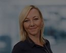 Julia Leitner vor einer Glaswand