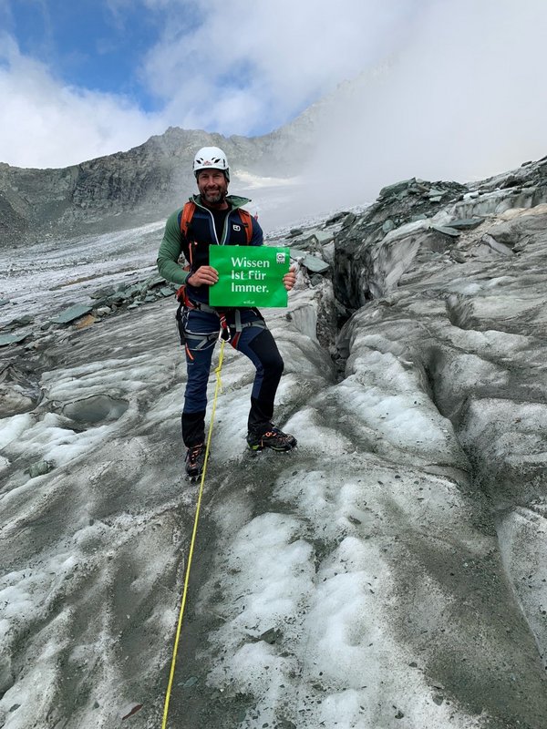 Gewinnspiel Sieger Wolfgang Aigner mit der WIFI Bag am Großglockner 