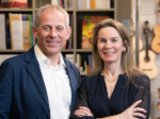 Frau und Mann lächeln