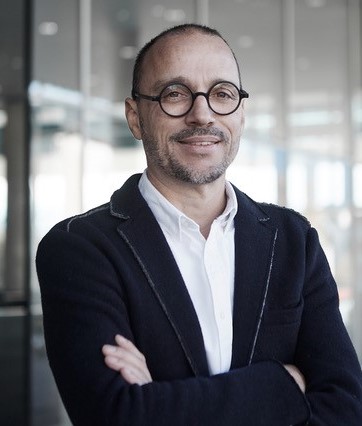 Mann mit schwarzer Brille, lächelt