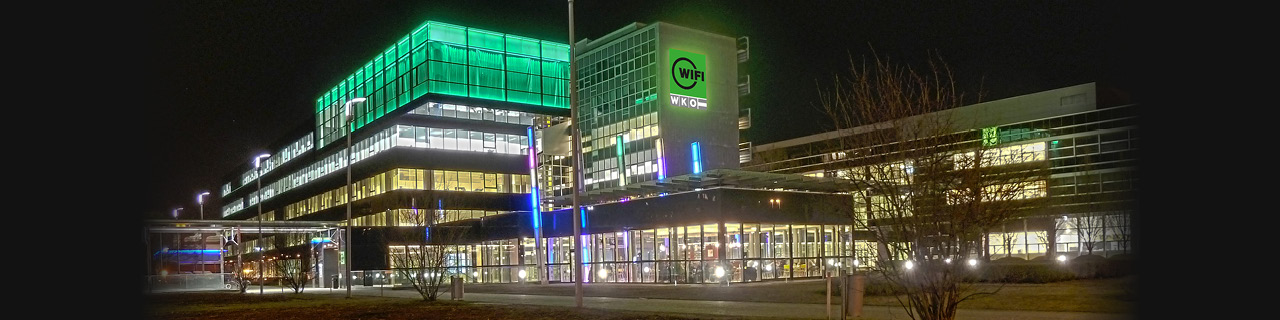WIFI Gebäude bei Nacht