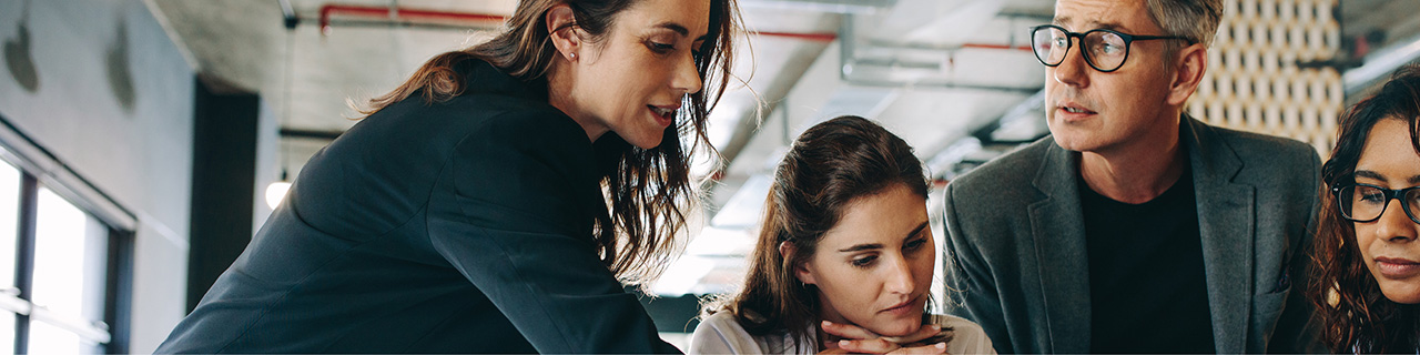 Vier Personen bei einer Besprechung