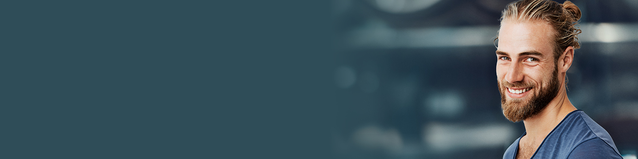 Eine Banner auf dem Links eine Blaue Fläche ist, diese verläuft auf der rechte Seite in einen verschwommenen Hintergrund mit einer männlichen Person im Vordergrund  