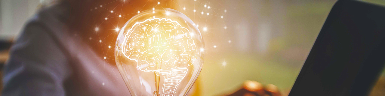 Glühbirne mit leuchtendem Gehirn als Inhalt