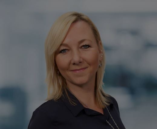 Julia Leitner vor einer Glaswand