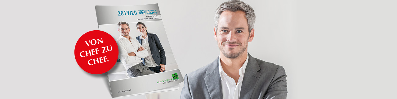 Mann im Vordergrund mit Seminarprogramm im Hintergrund