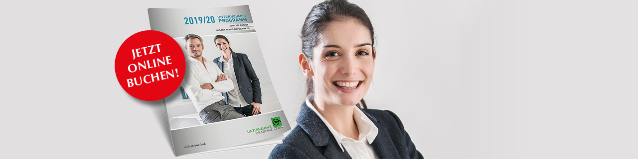Frau im Vordergrund mit Seminarprogramm im Hintergrund