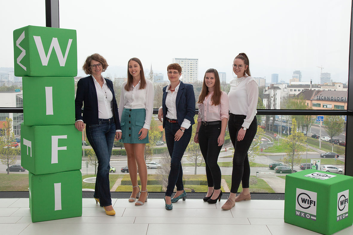 Das Team der WIFI-Unternehmer-Akademie mit Hintergrund von Linz