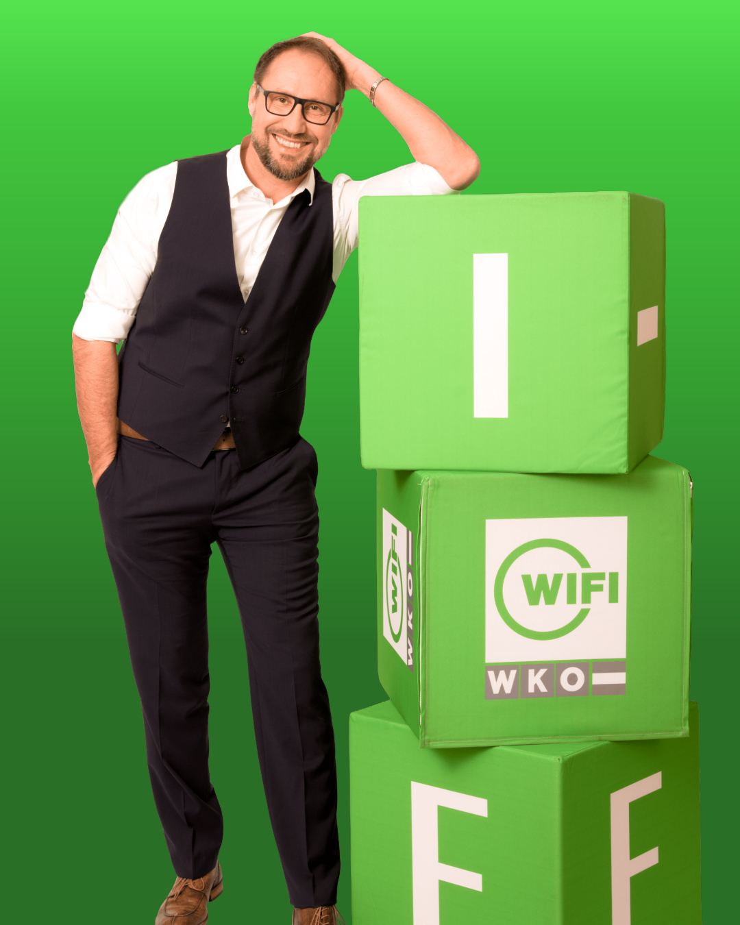 WIFI-Trainer Alexander Kühr lehnt an WIFI-Würfeln